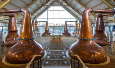 Dentro de uma das mais importantes destilarias de whisky na Escócia