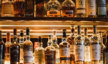 Prateleira de bar com marcas de whisky escocês