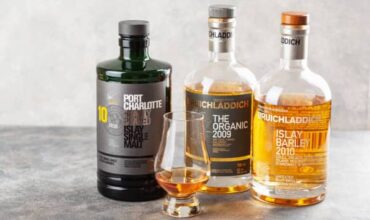 Três garrafas de uma das mais recentes marcas de whisky: bruichladdich